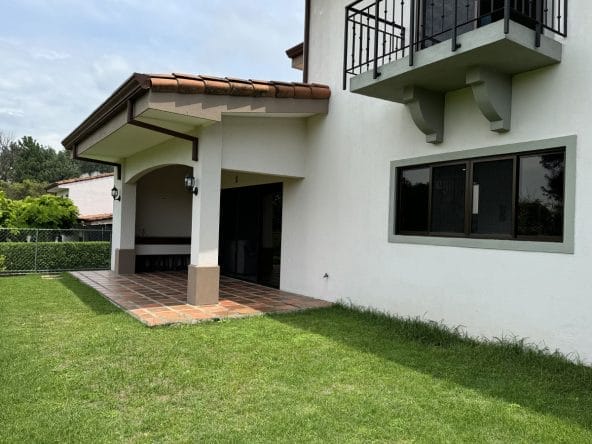 Townhouse a la venta dentro de condominio en Los Reyes, La Guacima, Alajuela.