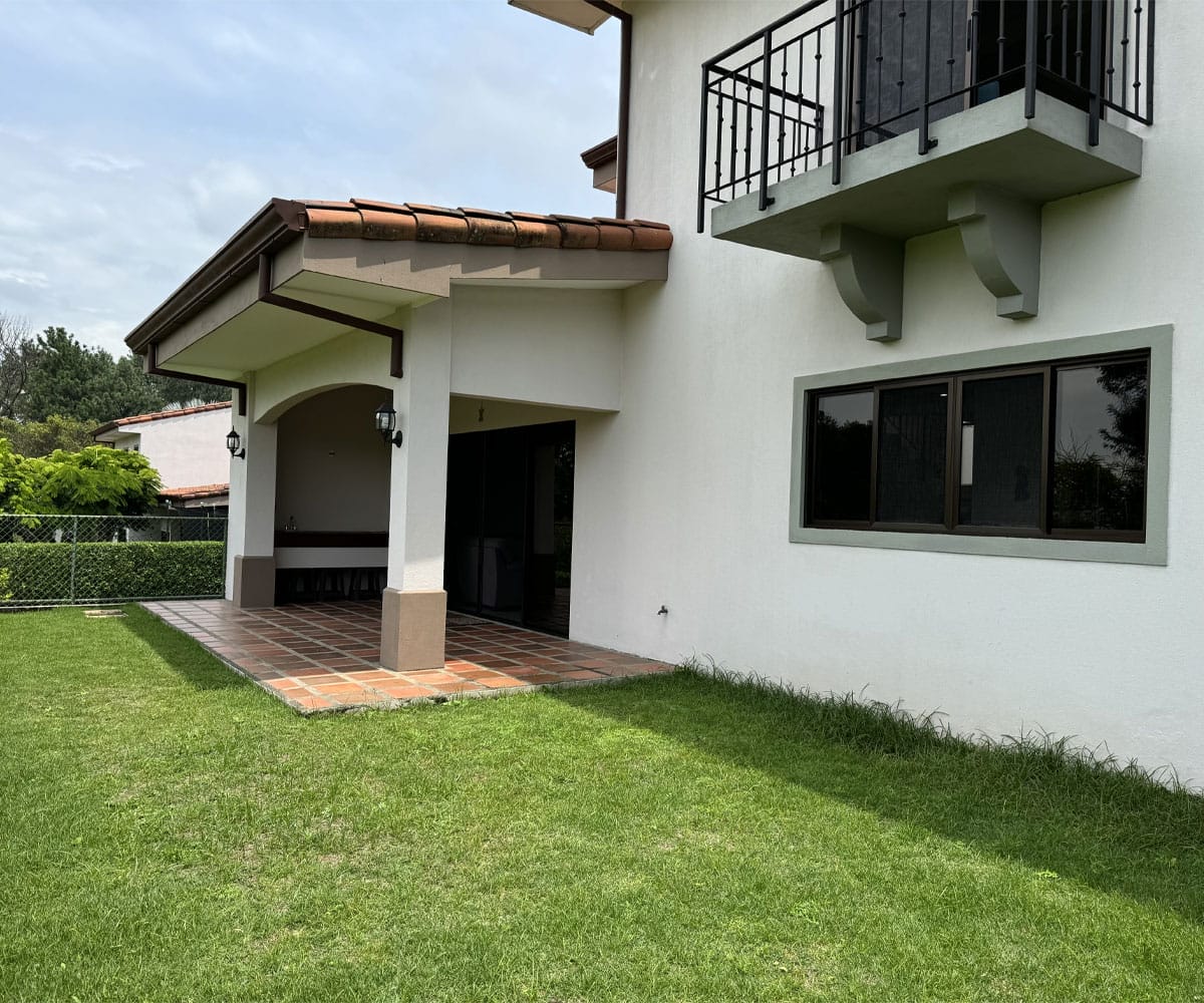 Townhouse a la venta dentro de condominio en Los Reyes, La Guacima, Alajuela.