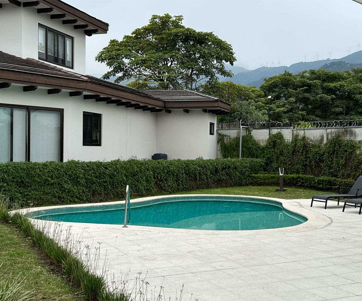 Casa para estrenar en exclusivo condominio de solo 8 unidades en Río Oro, Santa Ana.