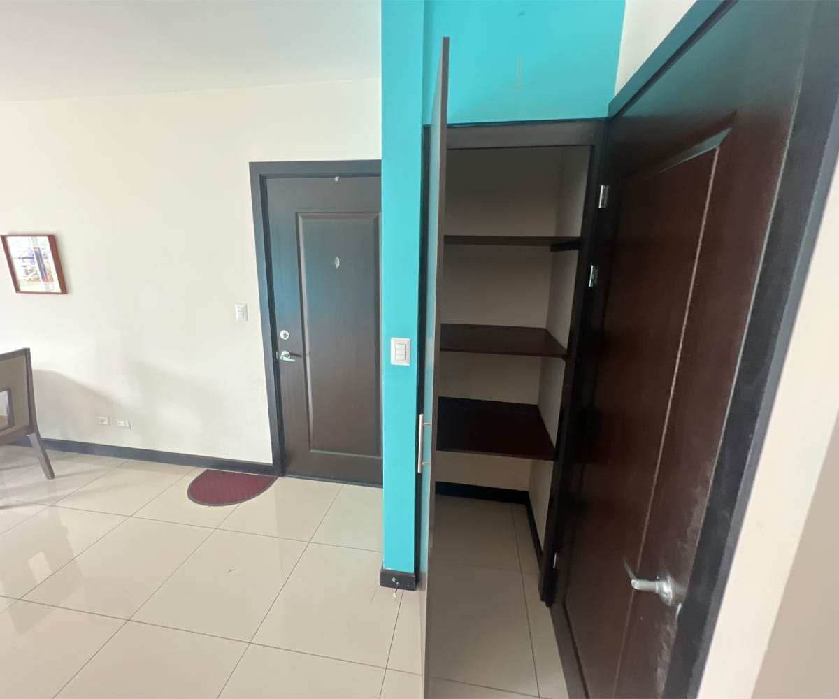 Apartamento de 2 habitaciones a la venta en condominio Los Príncipes en La Guacima, Alajuela. Bien adjudicado bancario.