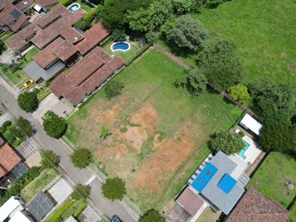 Lote plano de 751 m2 a la venta en condominio Posada del Río en La Guacima, Alajuela.