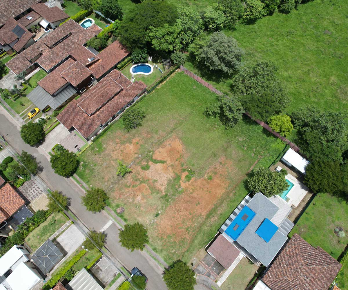 Lote plano de 751 m2 a la venta en condominio Posada del Río en La Guacima, Alajuela.