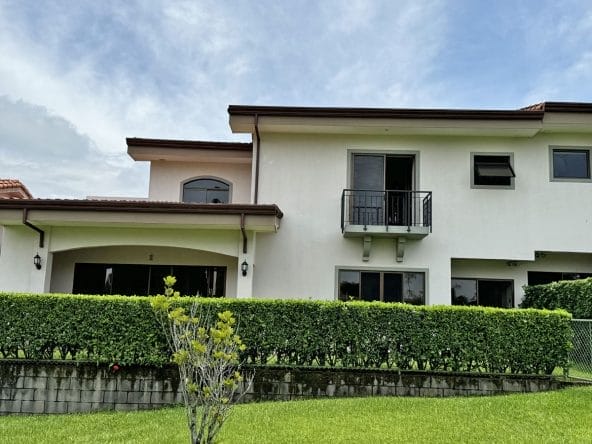 Townhouse a la venta dentro de condominio en Los Reyes, La Guacima, Alajuela.