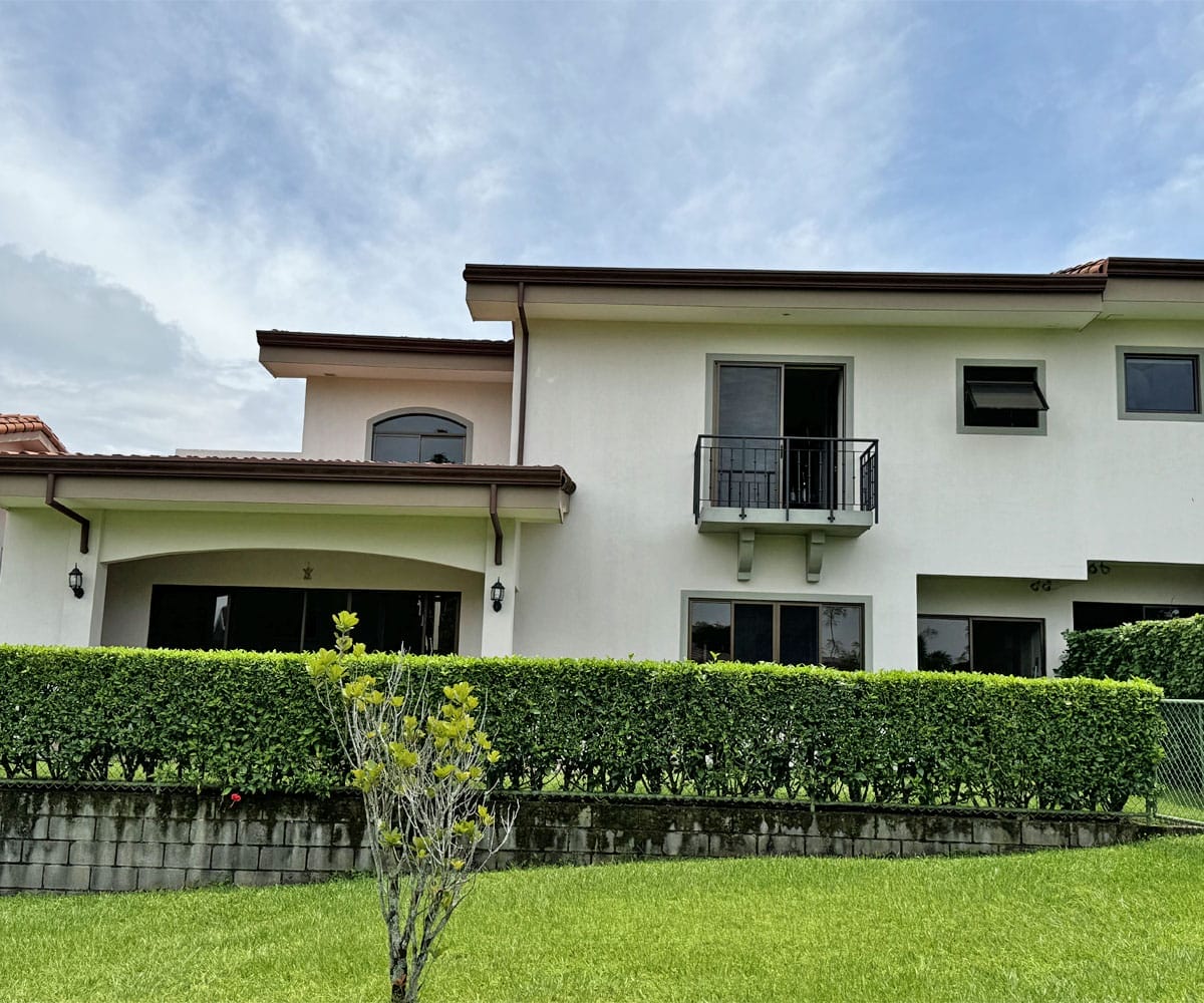 Townhouse a la venta dentro de condominio en Los Reyes, La Guacima, Alajuela.