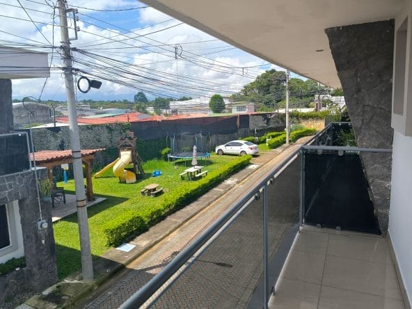 Casa de 2 plantas a la venta en condominio La Laguna en Concepción de tres Ríos, Cartago.