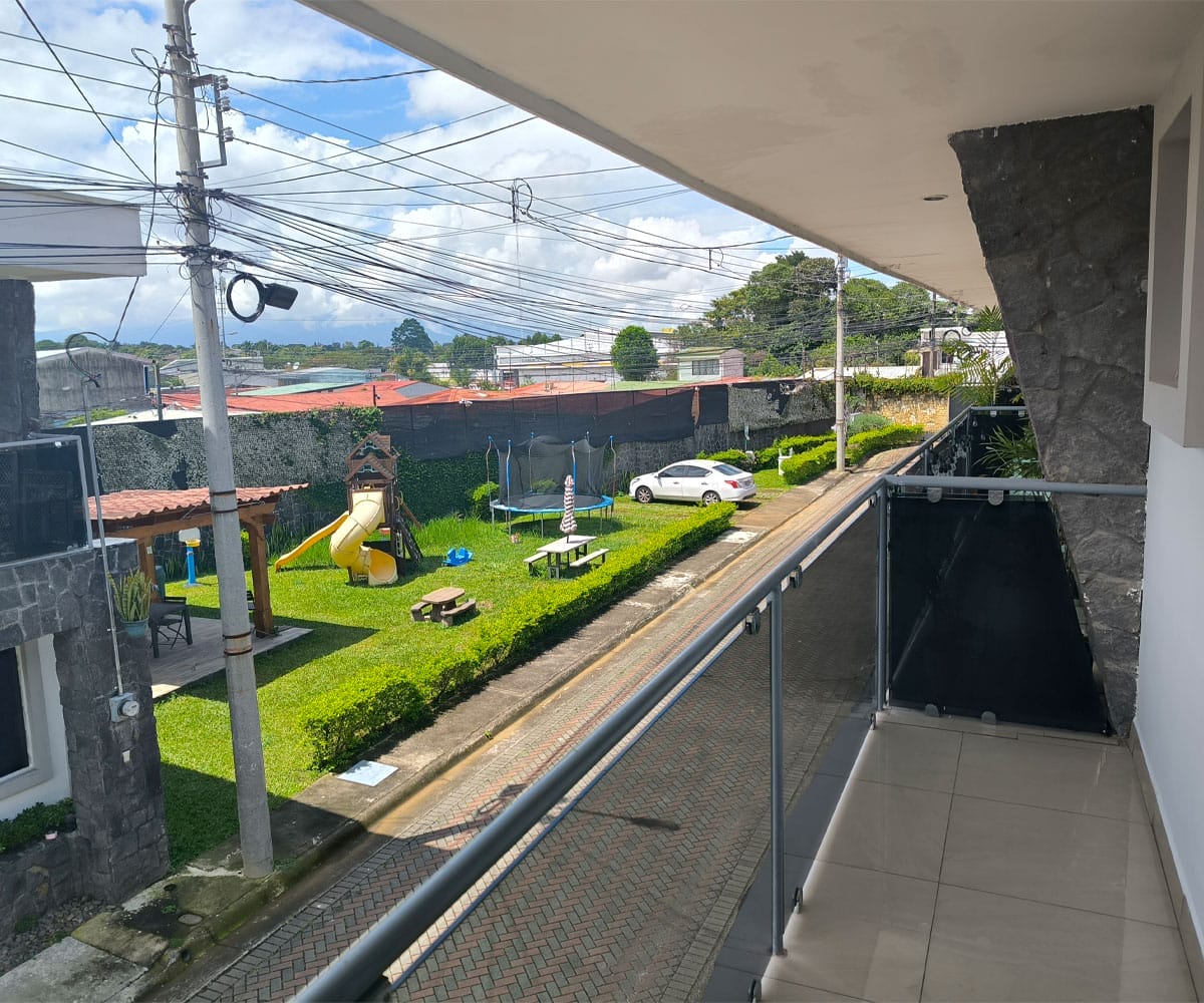 Casa de 2 plantas a la venta en condominio La Laguna en Concepción de tres Ríos, Cartago.