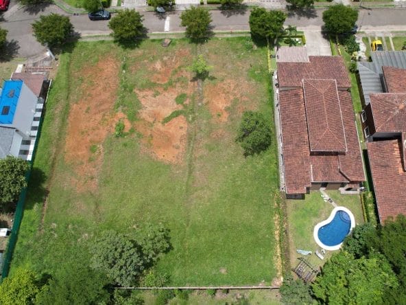 Lote plano de 751 m2 a la venta en condominio Posada del Río en La Guacima, Alajuela.