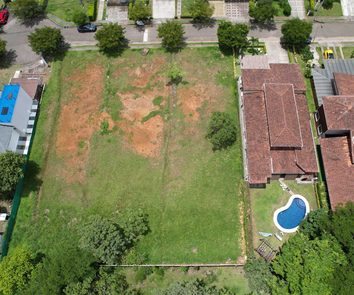 Lote plano de 751 m2 a la venta en condominio Posada del Río en La Guacima, Alajuela.