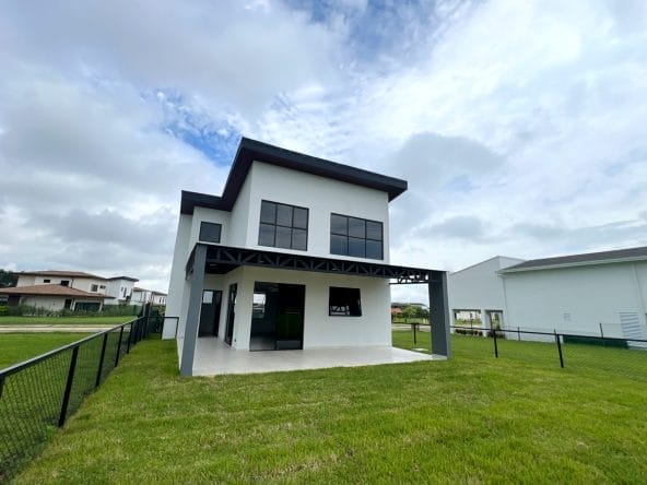 Casa lista para estrenar a la venta en condominio Las Mesetas dentro de Cuidad Hacienda Los Reyes, La Guacima, Alajuela.