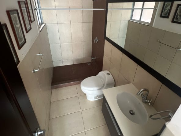 Apartamento de 2 habitaciones a la venta en condominio Los Príncipes en La Guacima, Alajuela. Bien adjudicado bancario.