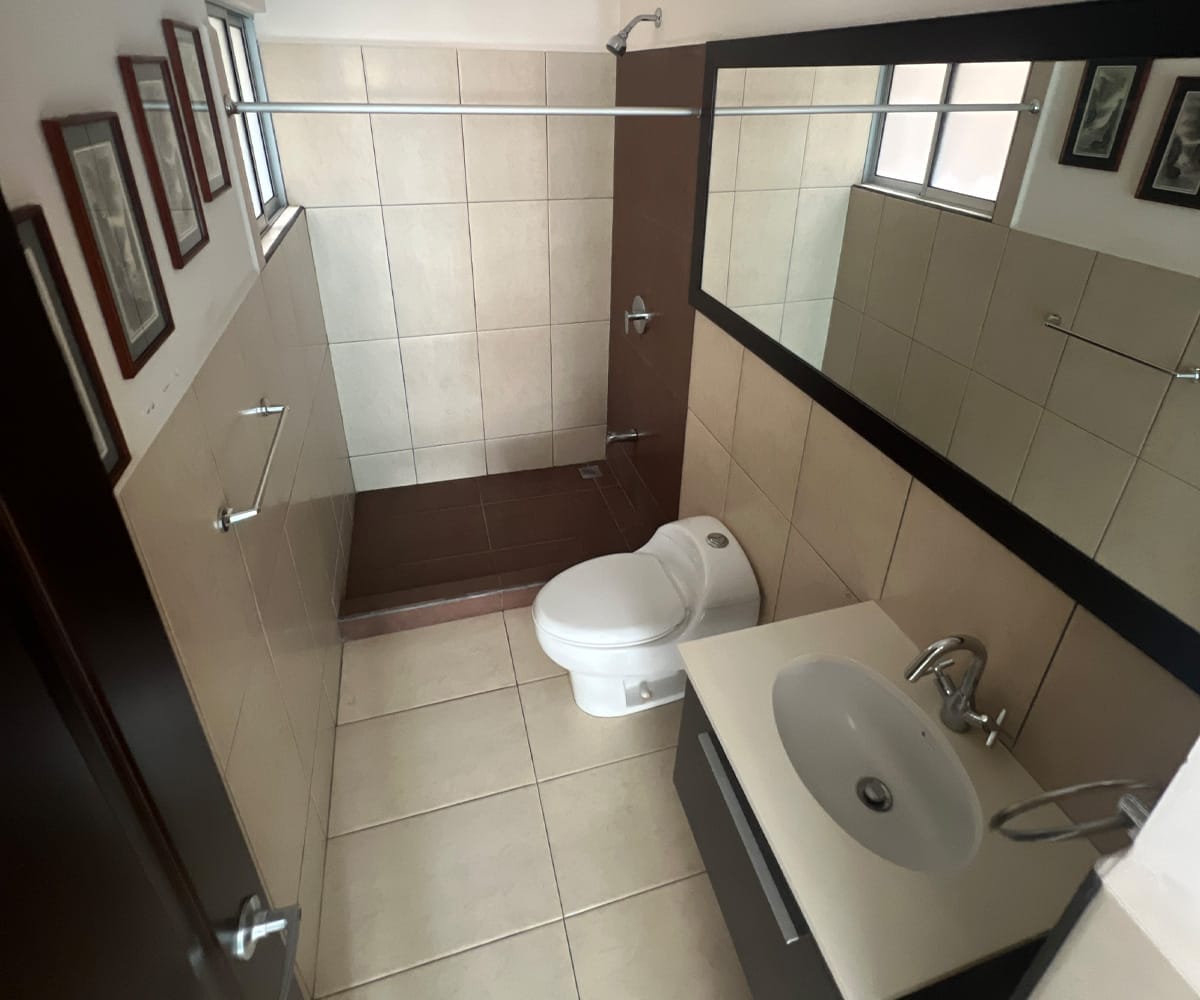 Apartamento de 2 habitaciones a la venta en condominio Los Príncipes en La Guacima, Alajuela. Bien adjudicado bancario.