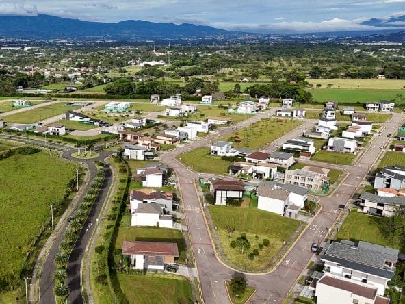 Lote esquinero de 409 m2 a la venta en condominio Las Mesetas dentro de Cuidad Hacienda Los Reyes, La Guacima, Alajuela.