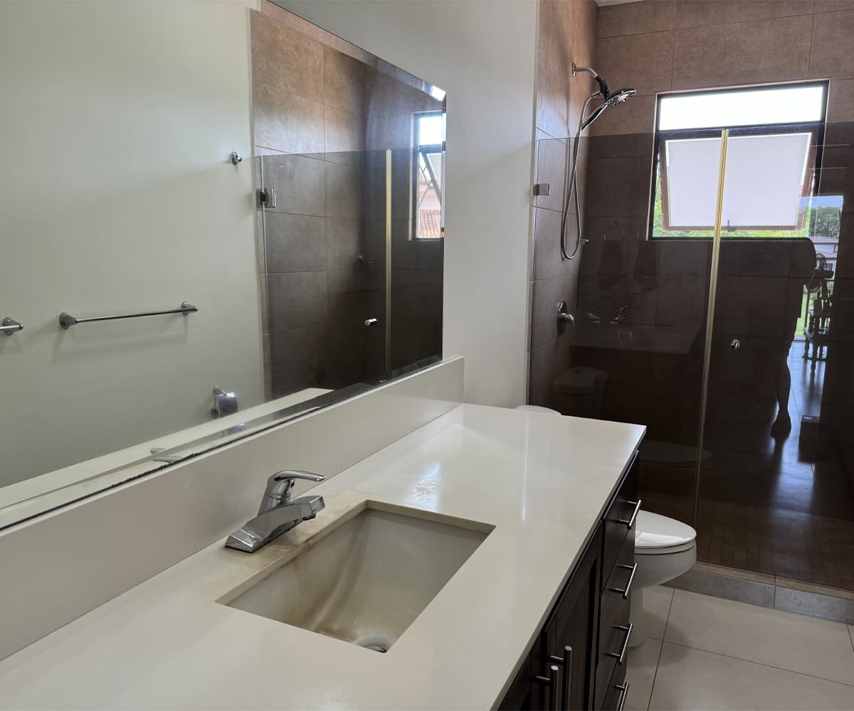 Townhouse a la venta dentro de condominio en Los Reyes, La Guacima, Alajuela.