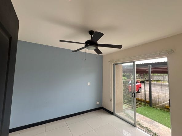 Apartamento de 2 habitaciones a la venta en condominio Los Príncipes en La Guacima, Alajuela. Bien adjudicado bancario.