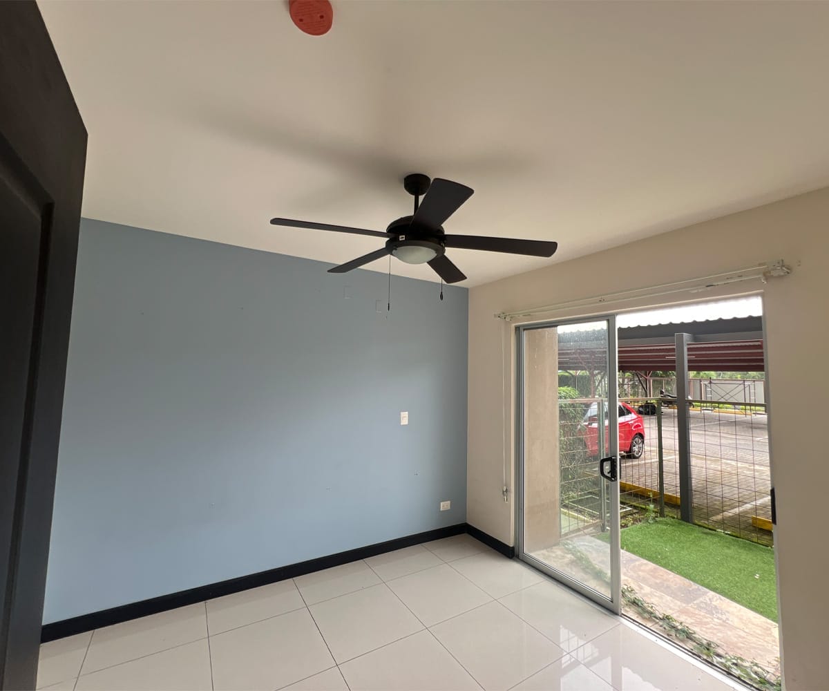 Apartamento de 2 habitaciones a la venta en condominio Los Príncipes en La Guacima, Alajuela. Bien adjudicado bancario.