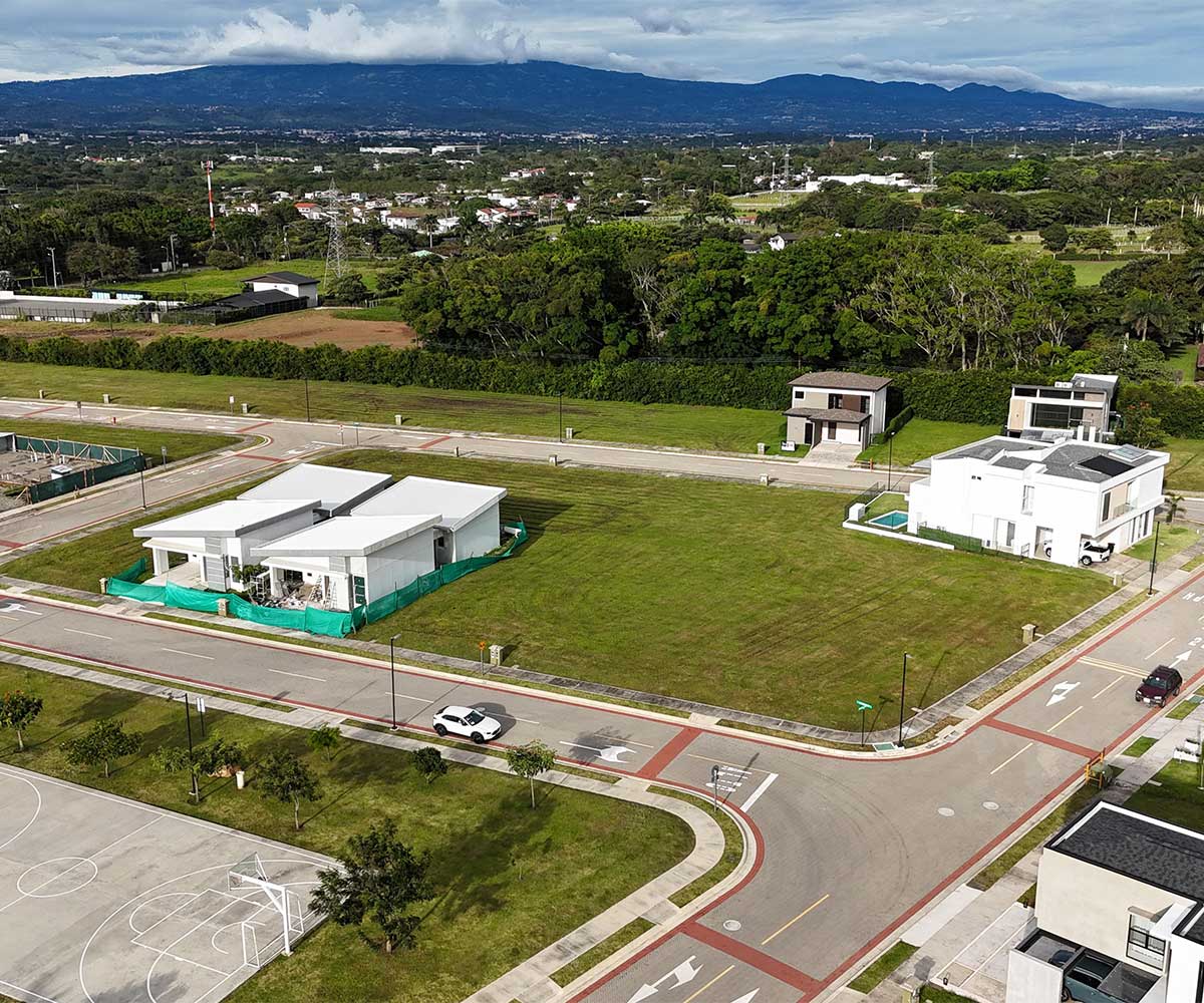 Lote esquinero de 409 m2 a la venta en condominio Las Mesetas dentro de Cuidad Hacienda Los Reyes, La Guacima, Alajuela.