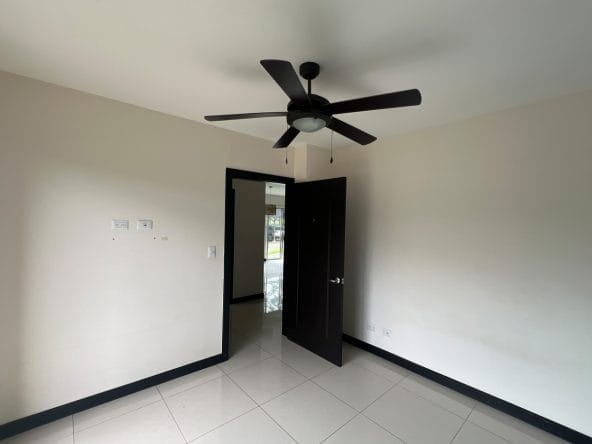 Apartamento de 2 habitaciones a la venta en condominio Los Príncipes en La Guacima, Alajuela. Bien adjudicado bancario.