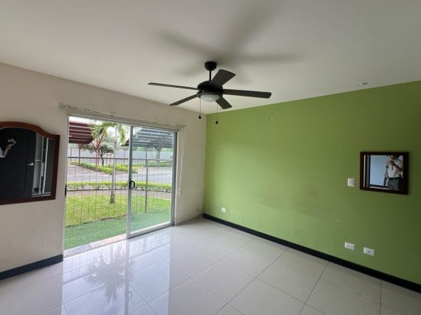 Apartamento de 2 habitaciones a la venta en condominio Los Príncipes en La Guacima, Alajuela. Bien adjudicado bancario.