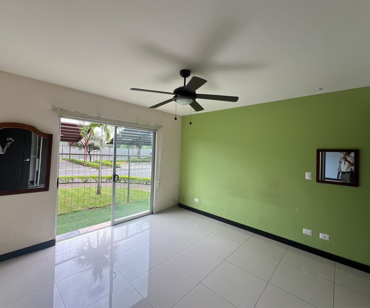 Apartamento de 2 habitaciones a la venta en condominio Los Príncipes en La Guacima, Alajuela. Bien adjudicado bancario.