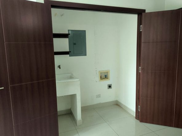 Apartamento de 2 habitaciones a la venta en condominio Bambú Eco Urbano en Hatillo. Remate bancario.