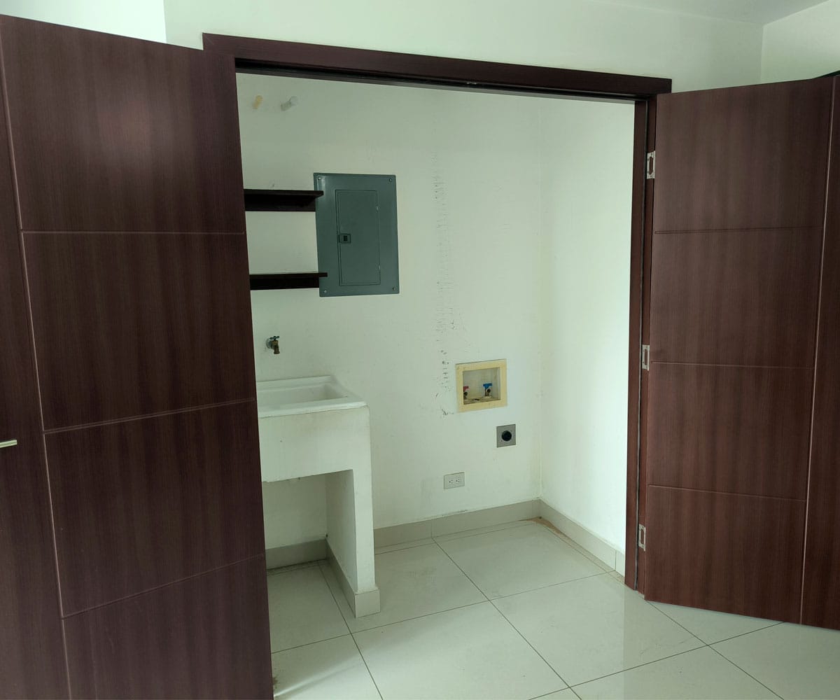 Apartamento de 2 habitaciones a la venta en condominio Bambú Eco Urbano en Hatillo. Remate bancario.