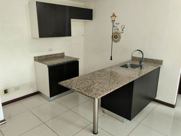 Apartamento de 2 habitaciones a la venta en condominio Bambú Eco Urbano en Hatillo. Remate bancario.