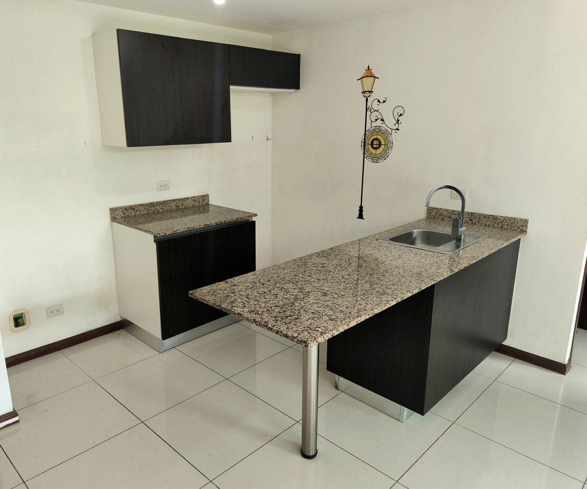 Apartamento de 2 habitaciones a la venta en condominio Bambú Eco Urbano en Hatillo. Remate bancario.