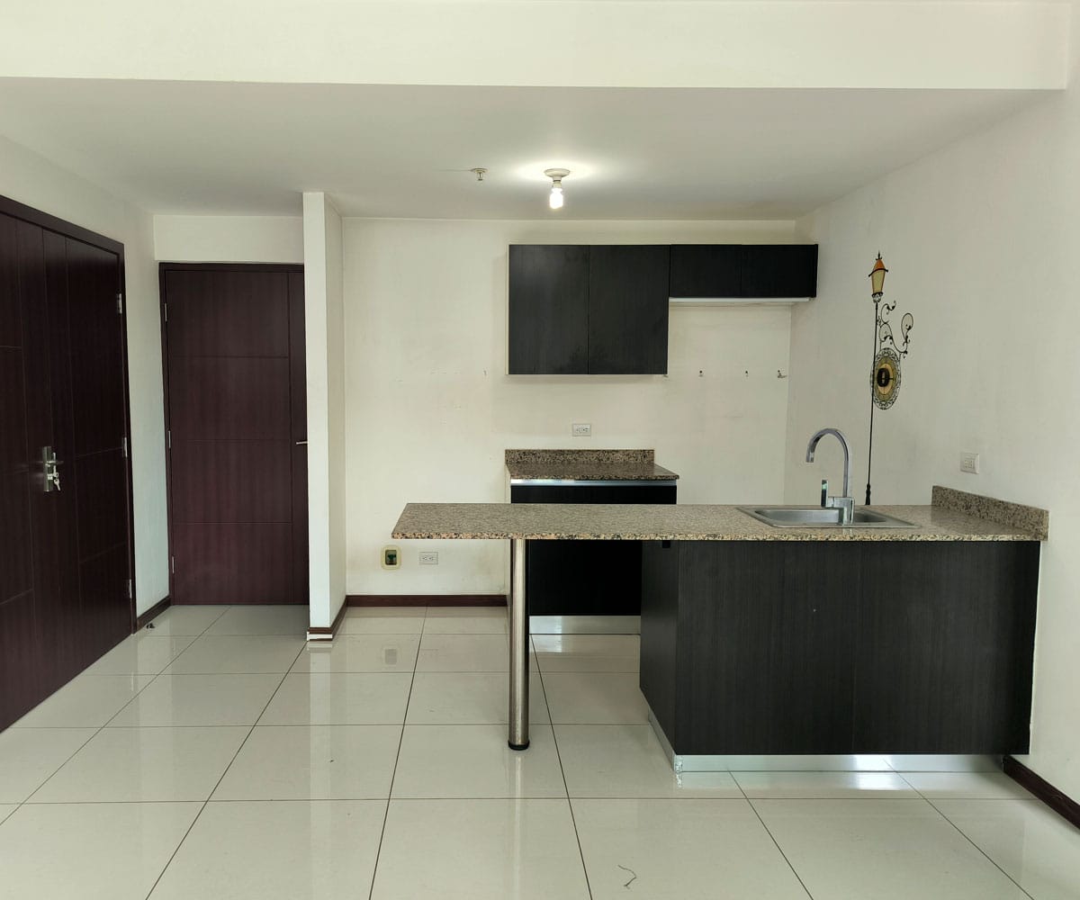 Apartamento de 2 habitaciones a la venta en condominio Bambú Eco Urbano en Hatillo. Remate bancario.