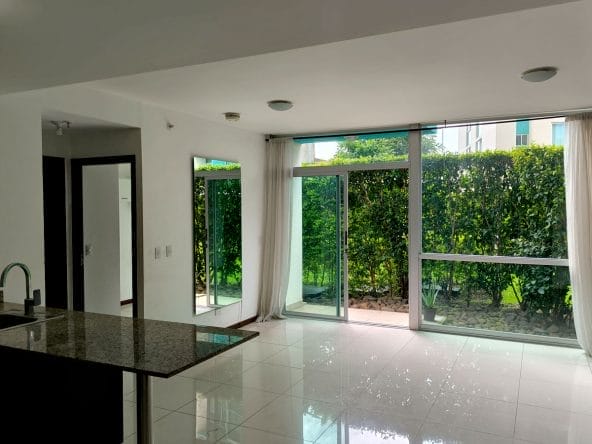 Apartamento de 2 habitaciones a la venta en condominio Bambú Eco Urbano en Hatillo. Remate bancario.