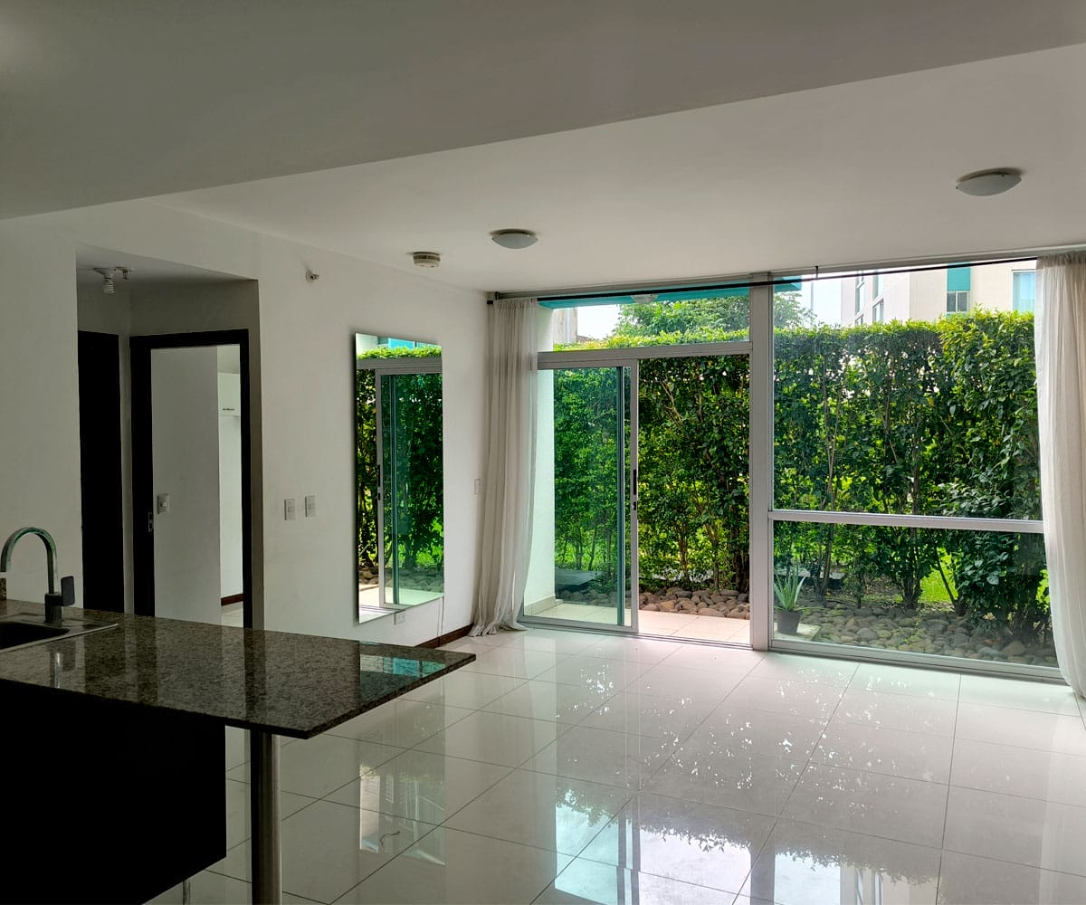 Apartamento de 2 habitaciones a la venta en condominio Bambú Eco Urbano en Hatillo. Remate bancario.