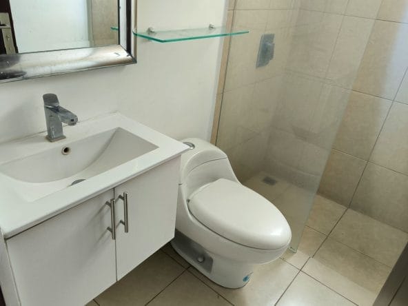 Apartamento de 2 habitaciones a la venta en condominio Bambú Eco Urbano en Hatillo. Remate bancario.