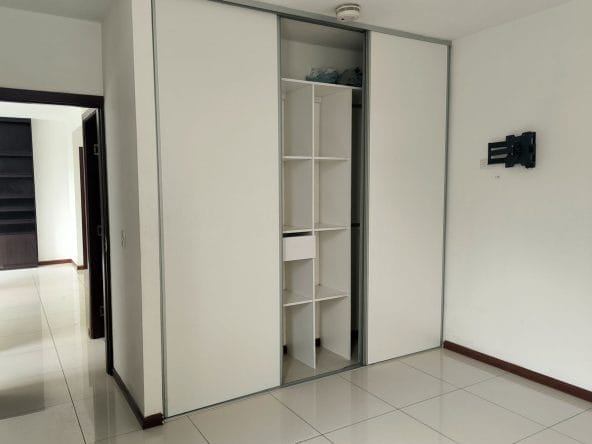 Apartamento de 2 habitaciones a la venta en condominio Bambú Eco Urbano en Hatillo. Remate bancario.