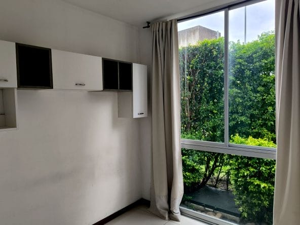 Apartamento de 2 habitaciones a la venta en condominio Bambú Eco Urbano en Hatillo. Remate bancario.