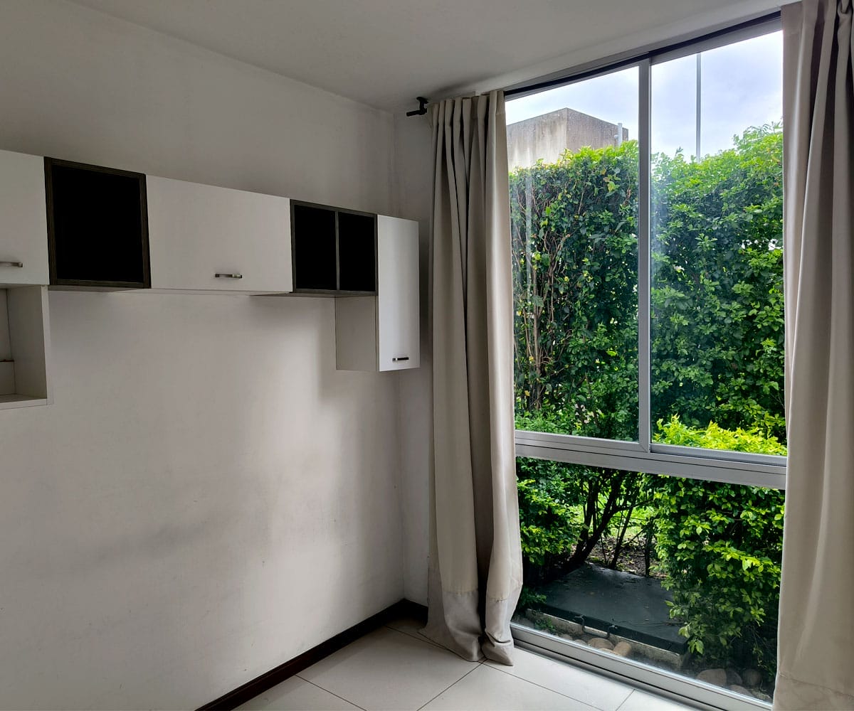 Apartamento de 2 habitaciones a la venta en condominio Bambú Eco Urbano en Hatillo. Remate bancario.