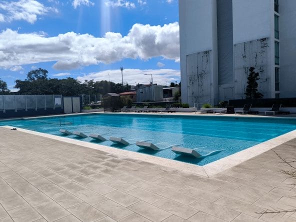 Apartamento a la venta en Tibás condominio Bambú Rivera. Remate bancario.