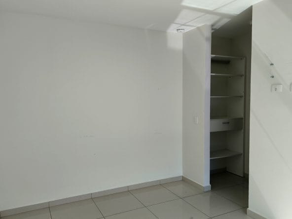 Apartamento a la venta en Tibás condominio Bambú Rivera. Remate bancario.