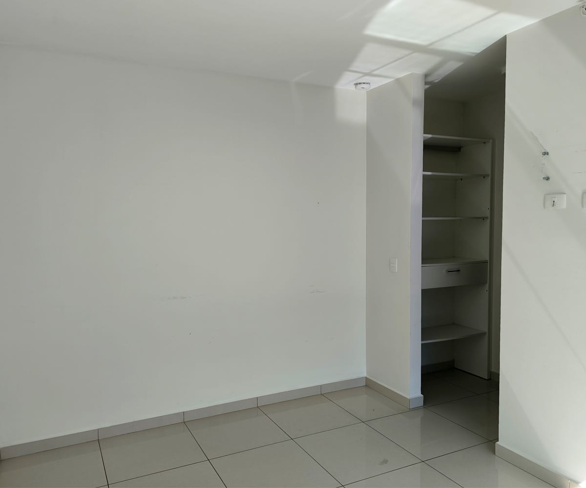 Apartamento a la venta en Tibás condominio Bambú Rivera. Remate bancario.