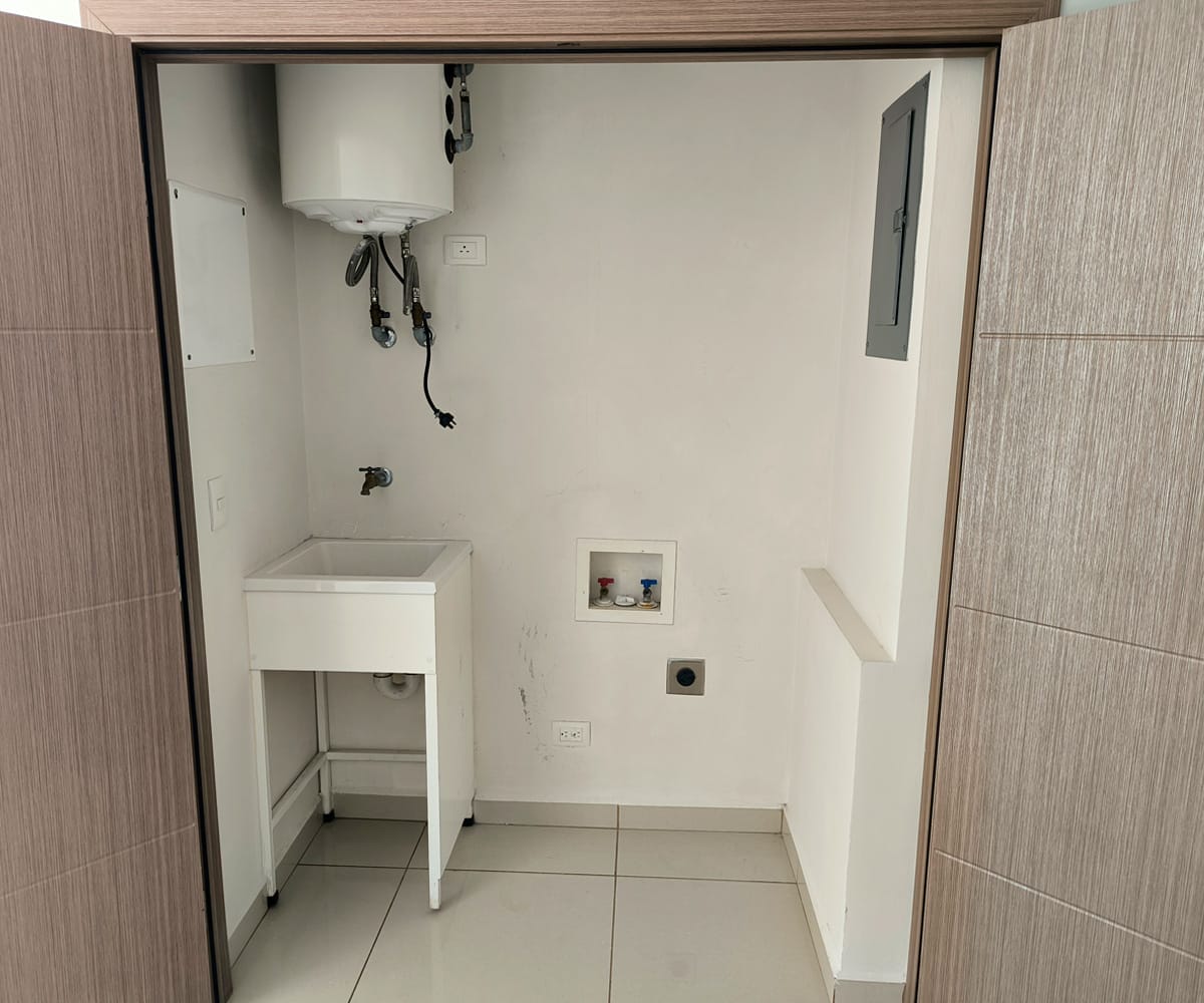 Apartamento a la venta en Tibás condominio Bambú Rivera. Remate bancario.