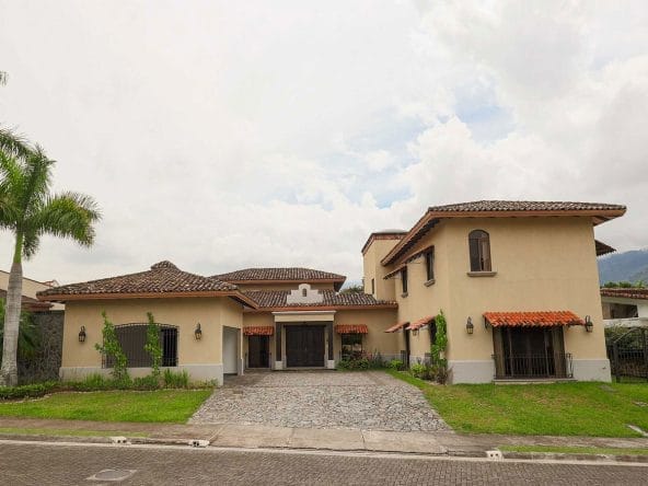 Casa a la venta en Hacienda Del Sol en Santa Ana