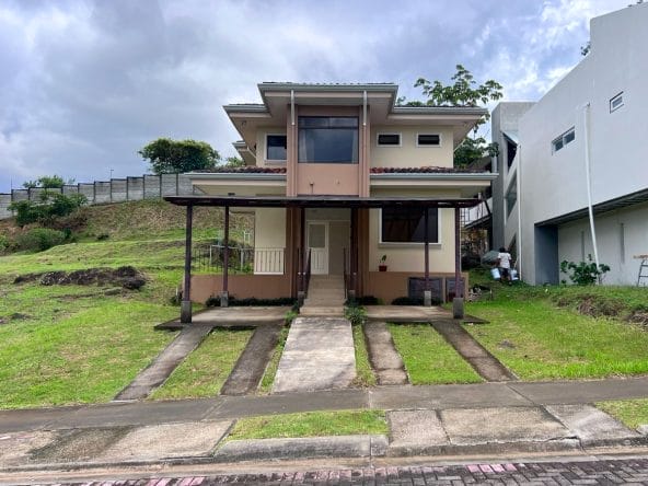 Casa a la venta en La Guacima en el condominio Los Castillos. Remate bancario.