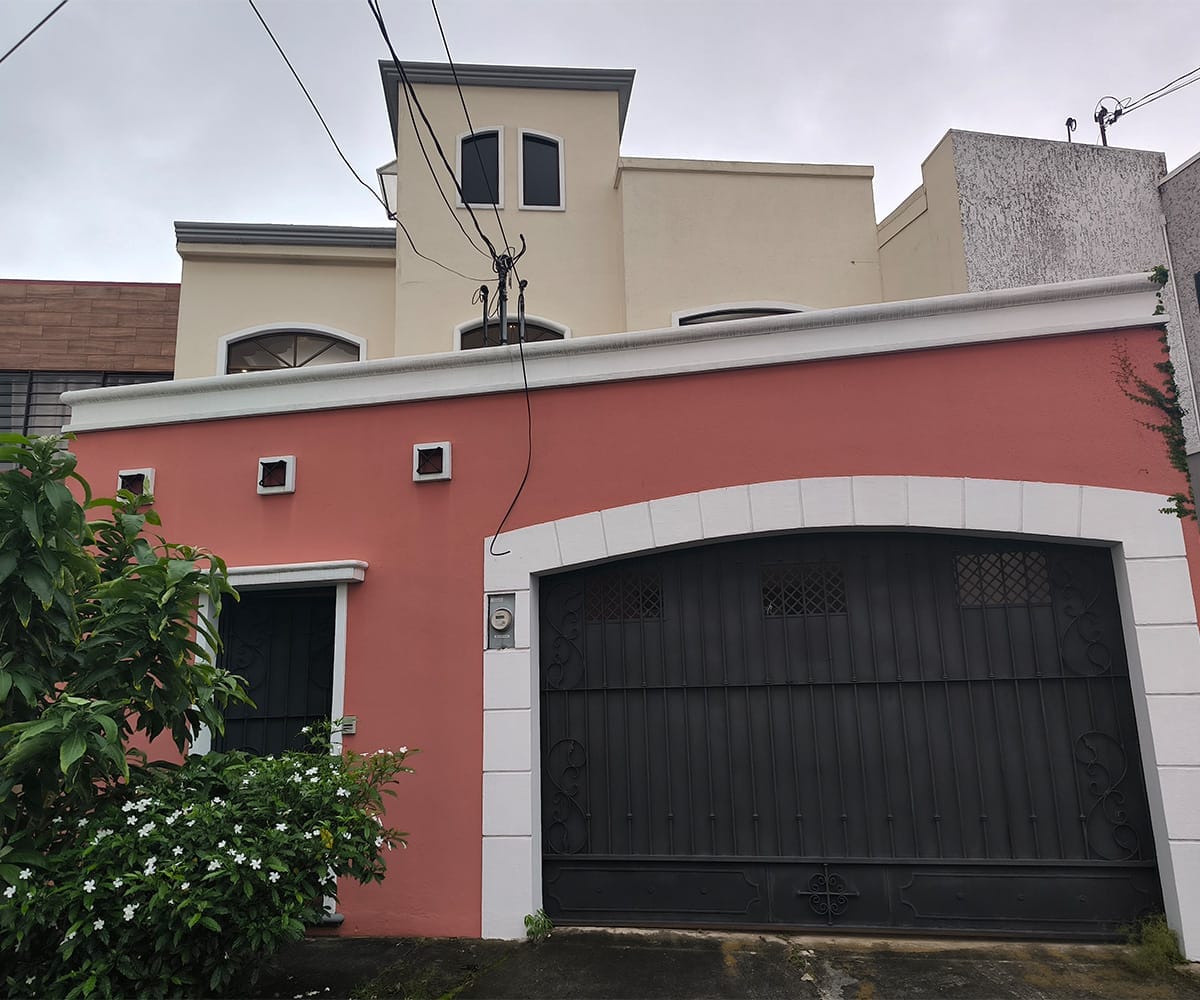 Casa de 3 niveles a la venta en residencial Danza del Sol en La Unión, Cartago. Remate bancario.