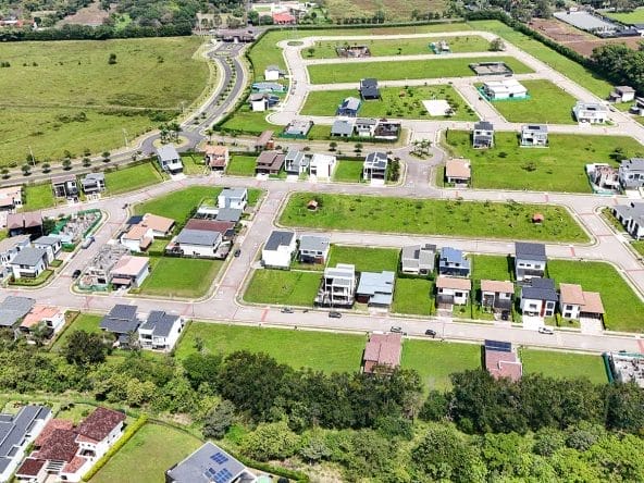 Lotes planos en condominio Las Mesetas, dentro de Ciudad Hacienda Los Reyes, La Guacima, Alajuela.