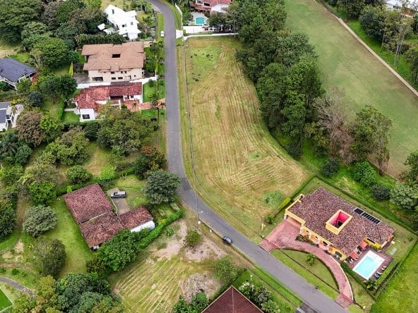 Lote de 1.886 m2 a la venta en el residencial de Ciudad Hacienda Los Reyes, La Guacima.