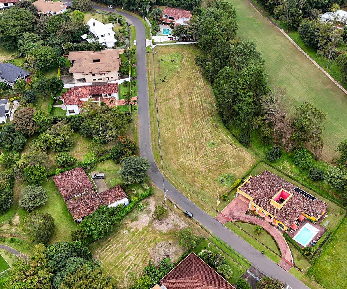 Lote de 1.886 m2 a la venta en el residencial de Ciudad Hacienda Los Reyes, La Guacima.