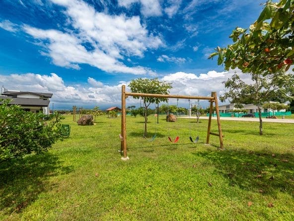 Lotes planos en condominio Las Mesetas, dentro de Ciudad Hacienda Los Reyes, La Guacima, Alajuela.