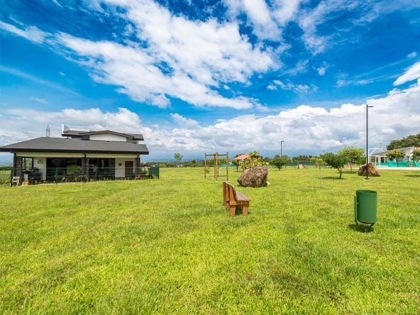 Lotes planos en condominio Las Mesetas, dentro de Ciudad Hacienda Los Reyes, La Guacima, Alajuela.