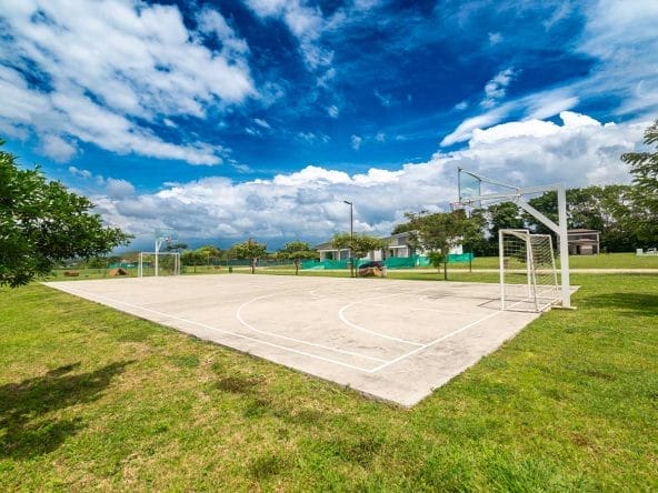 Lotes planos en condominio Las Mesetas, dentro de Ciudad Hacienda Los Reyes, La Guacima, Alajuela.