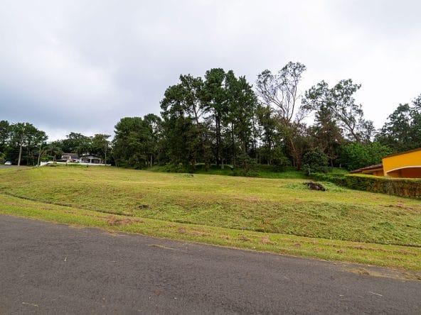 Lote de 1.886 m2 a la venta en el residencial de Ciudad Hacienda Los Reyes, La Guacima.