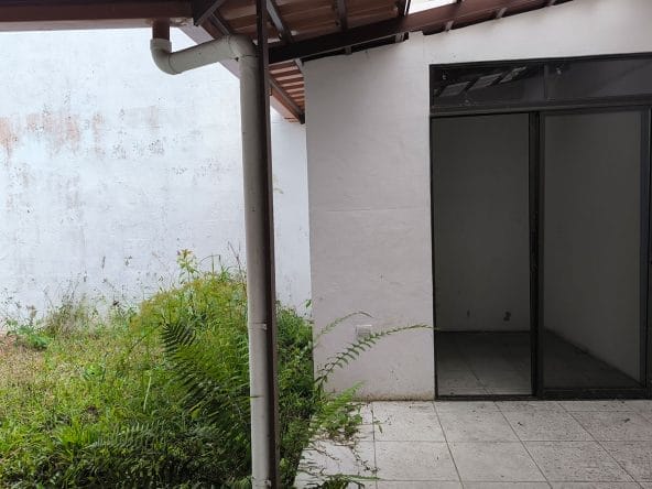 Casa de 2 plantas a la venta en condominio Rivera del Irazú, San Nicolas, Cartago.