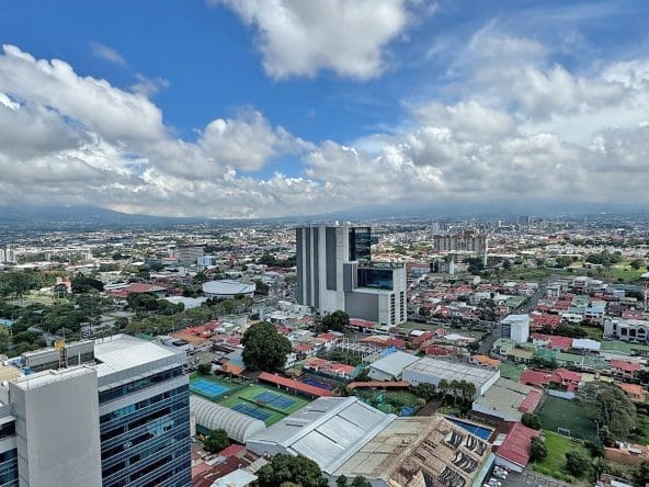 Apartamento de 2 habitaciones a la venta ubicado en el último piso del condominio SECRT Sábana.